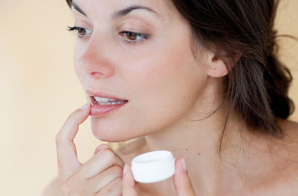 mulher passando protetor labial