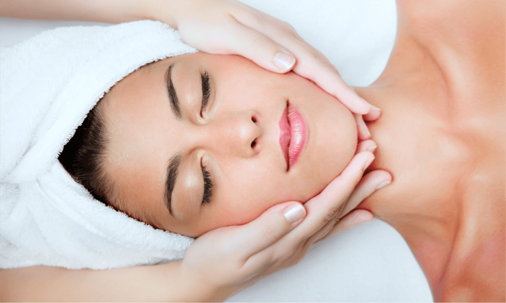 mulher recebendo massagem no rosto