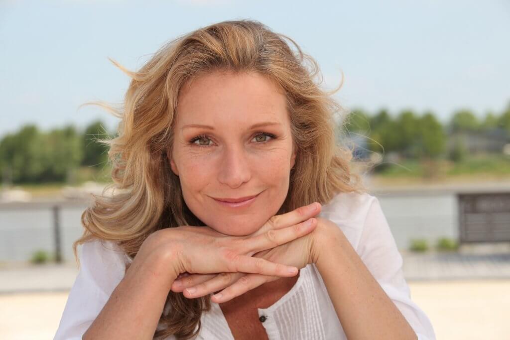 Mulher de 50 anos serena